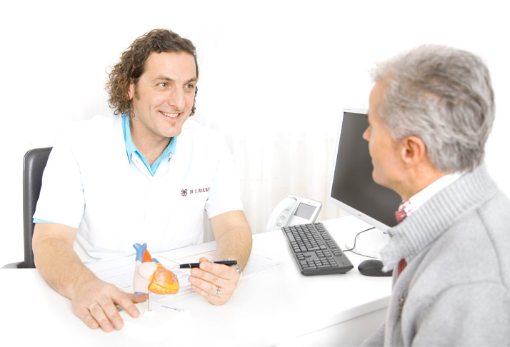 Dr. Jean Rieber im Patientengespräch